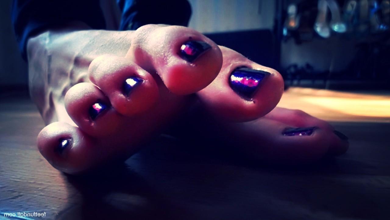 15P Brunette babe Lisa Dove shows her sweet toes up close in a foot fetish solo