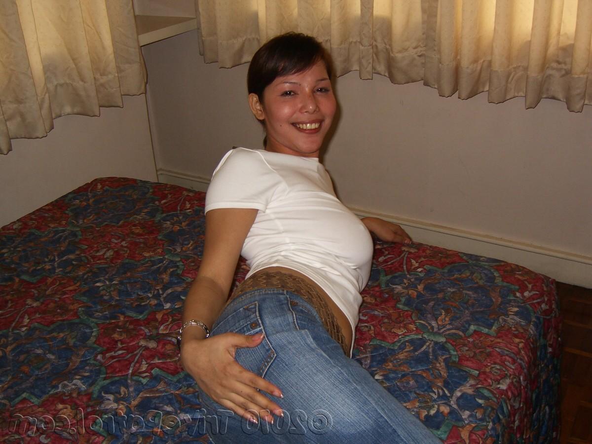 20P Filipina Rosemarie Baga strips at a hotel & shows her big tits & hairy pussy