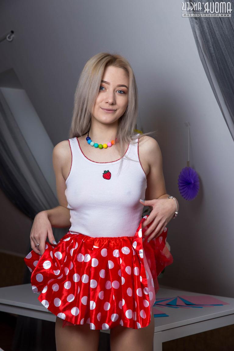 20P La joven rubia Afina se desnuda totalmente sobre una mesa en su dormitorio