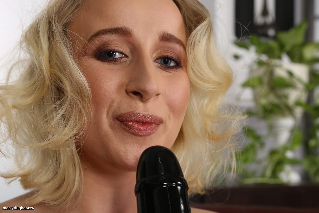 15P La jeune blonde Gianna Ray se masturbe avec un jouet sexuel noir en talons hauts.