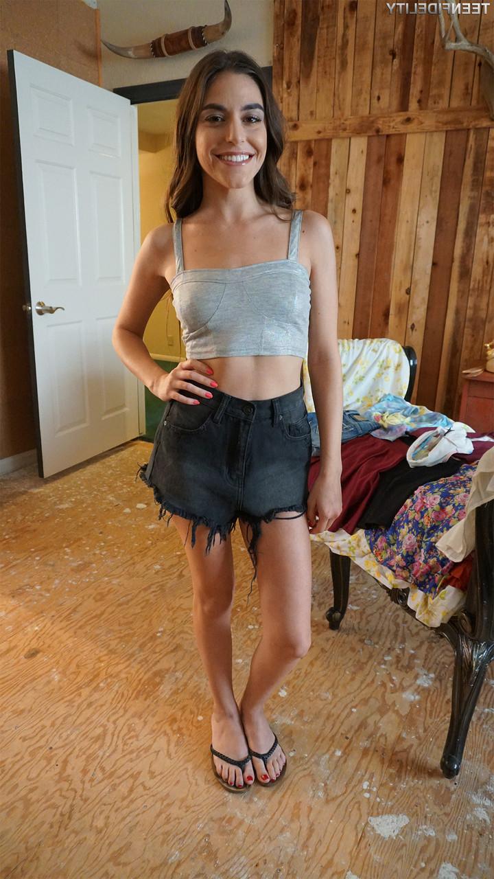 17P かわいいブルネットのアリエル・フェイが短いドレスを脱いで、Tバックの小さなおっぱいをモデル化します