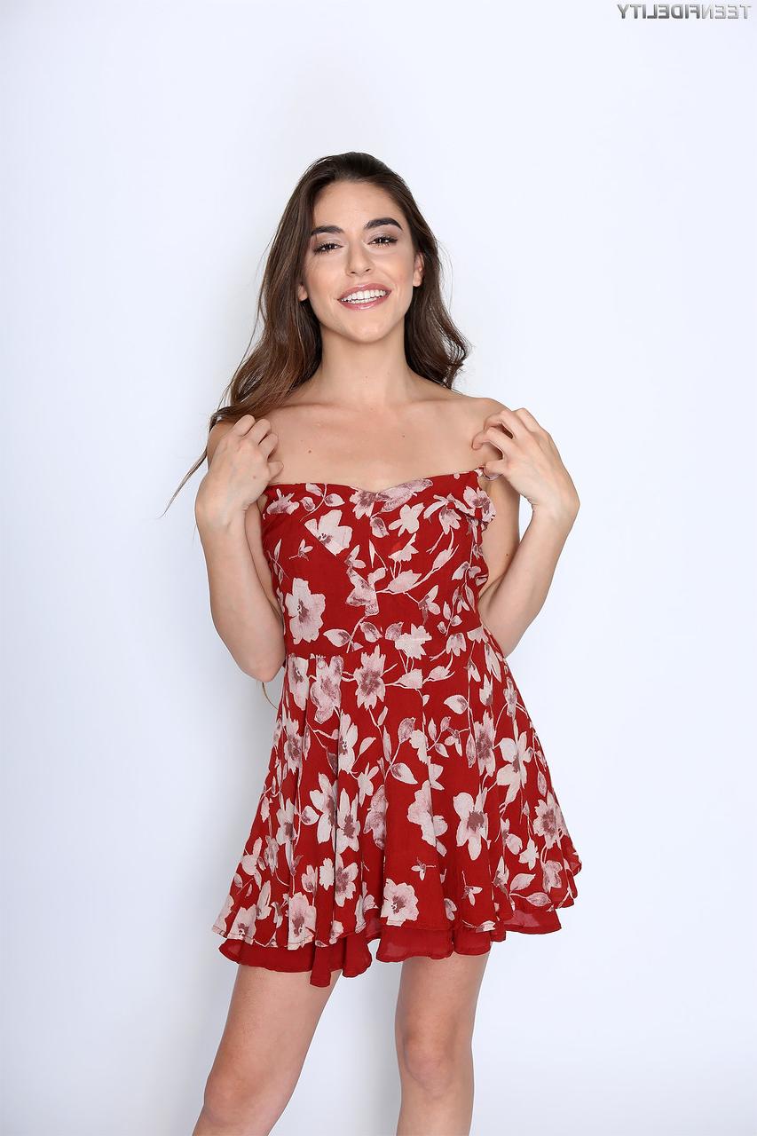17P かわいいブルネットのアリエル・フェイが短いドレスを脱いで、Tバックの小さなおっぱいをモデル化します