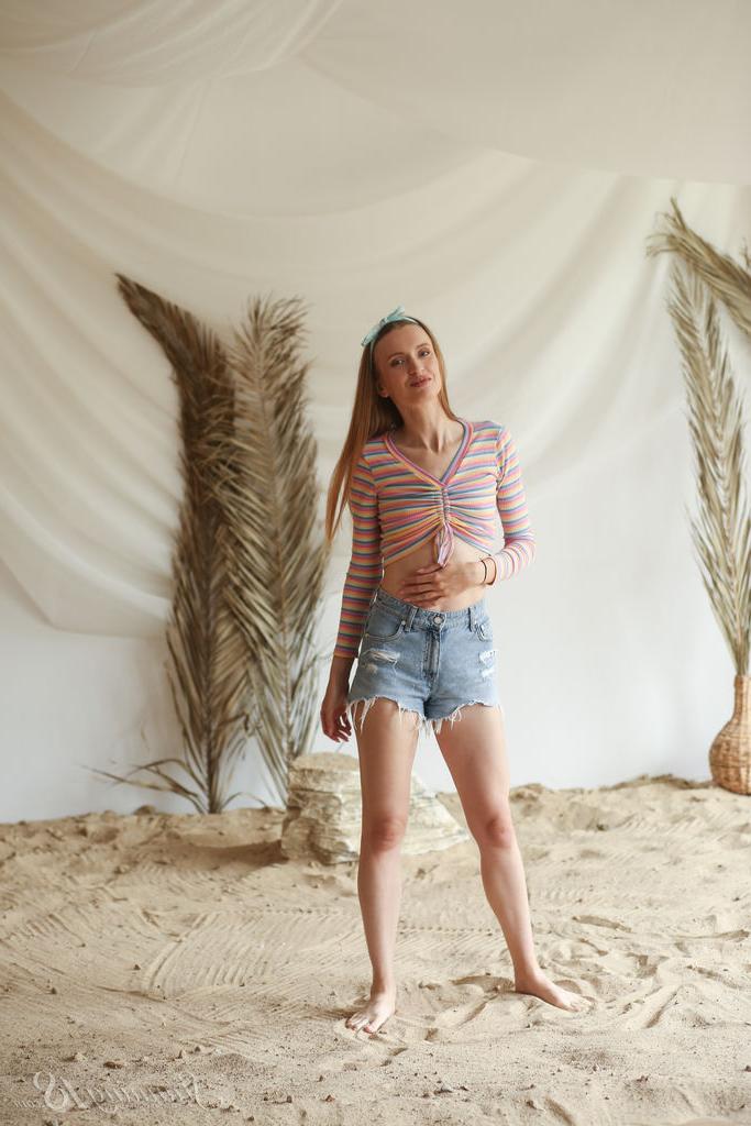 16P 18-year-old girl Obrey gets totally naked at a sandy location