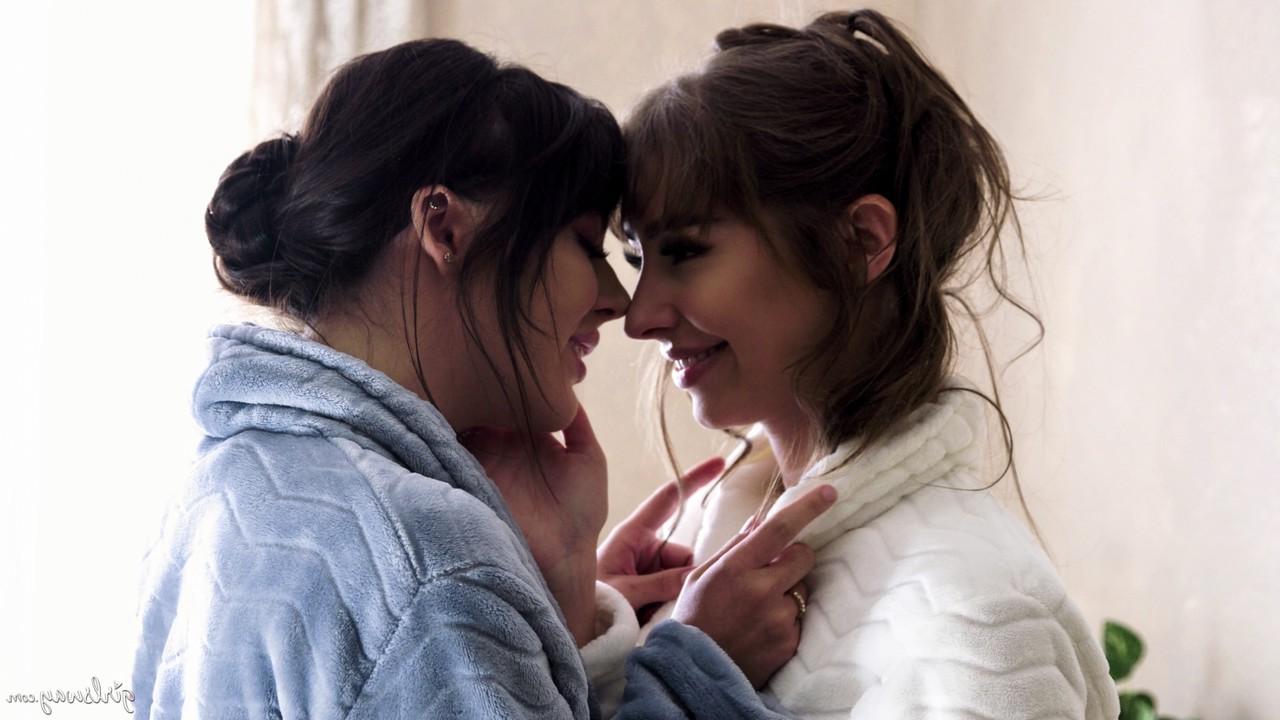 15P As lésbicas adolescentes Tommy King e Whitney Wright fazem sexo enquanto tomam banho