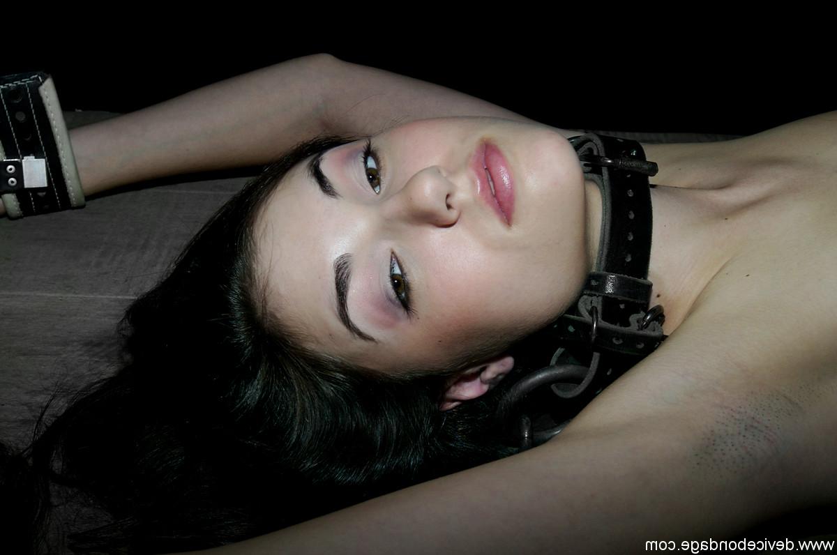 20P La morena Sasha Grey se masturba con un vibrador en un bondage metálico