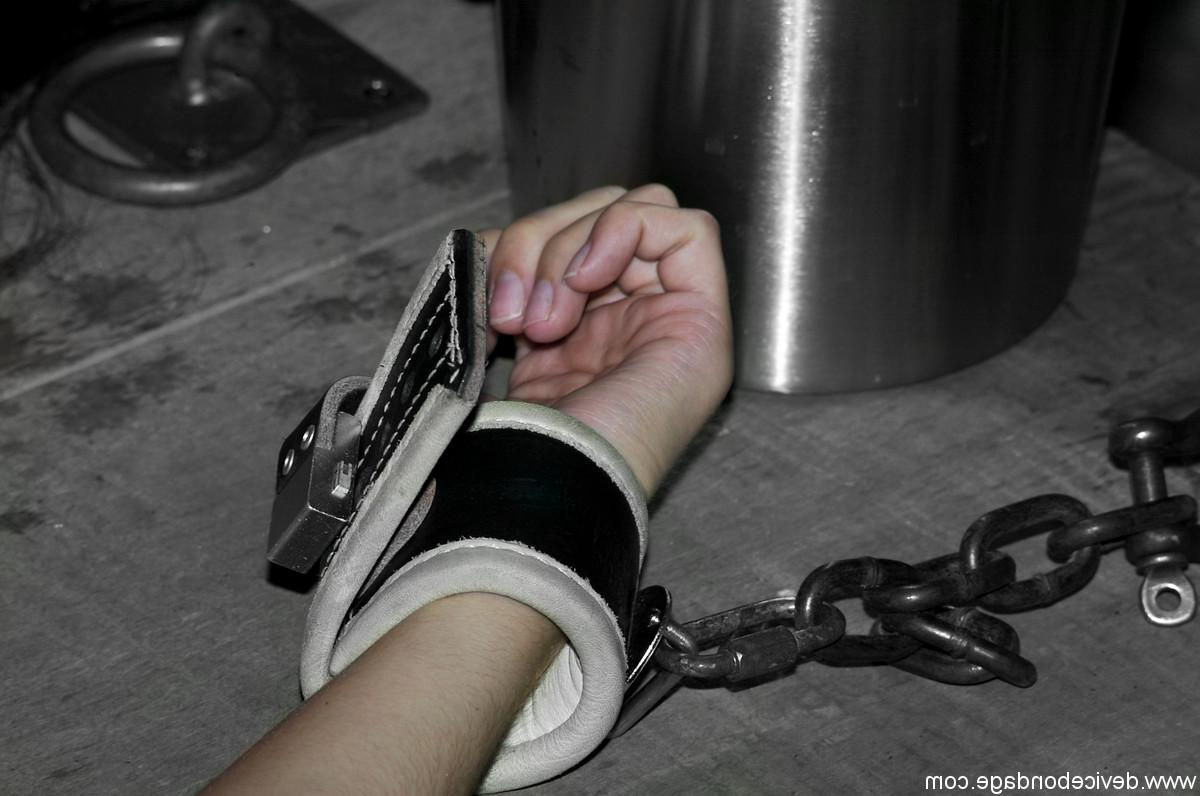 20P La morena Sasha Grey se masturba con un vibrador en un bondage metálico