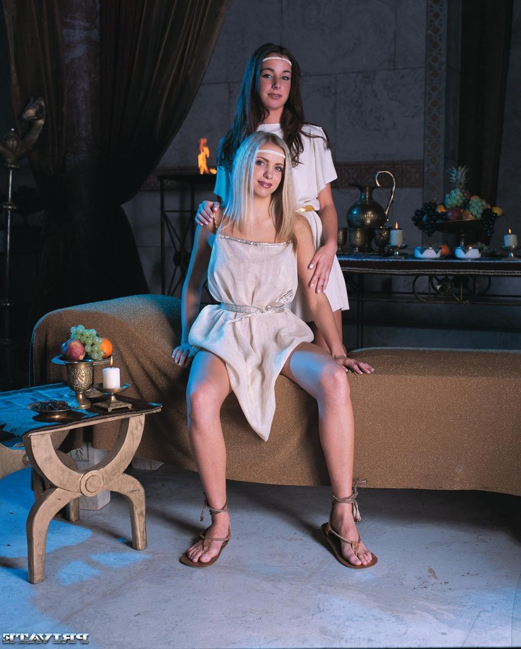 20P As lindas Alicia e Liza se despem e se beijam antes de compartilhar um dong anal