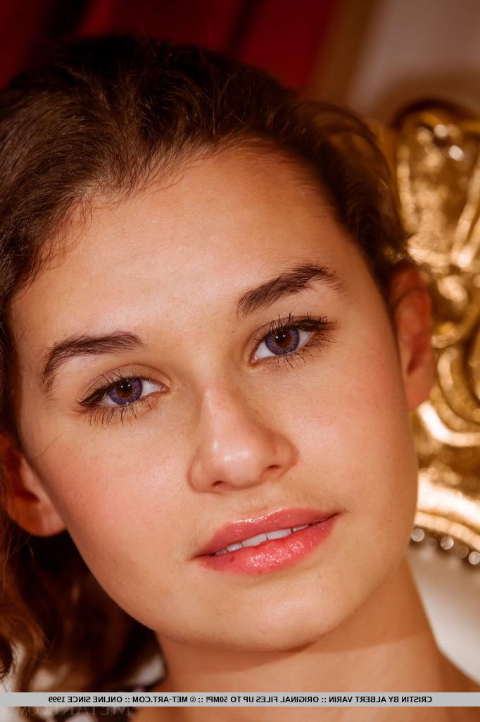 18P Dünnes Babe entblößt seine kleinen Titten und seinen engen Arsch, während es sich für glamouröse Bilder auszieht