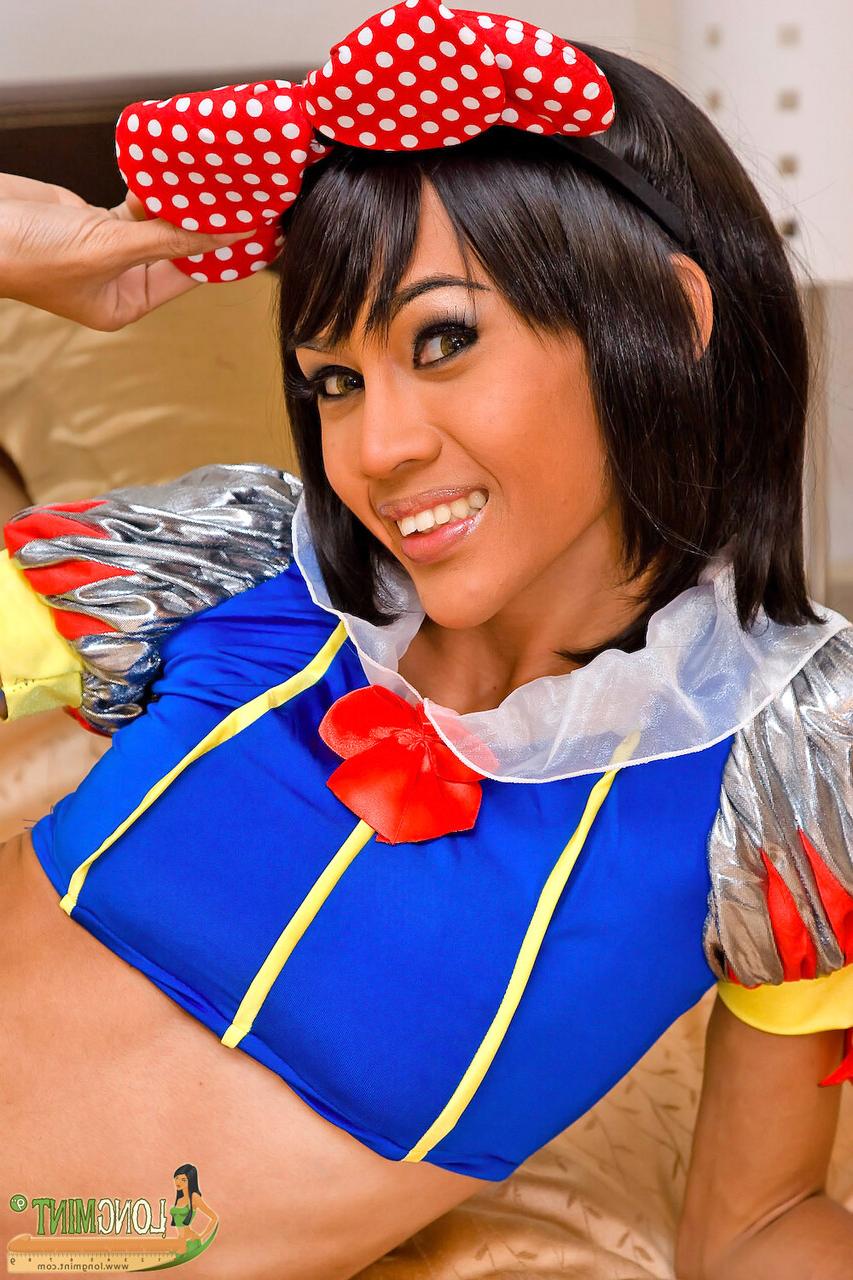 20P Travesti de cabelos escuros mostra seu grande saque e brinca com seu pau duro