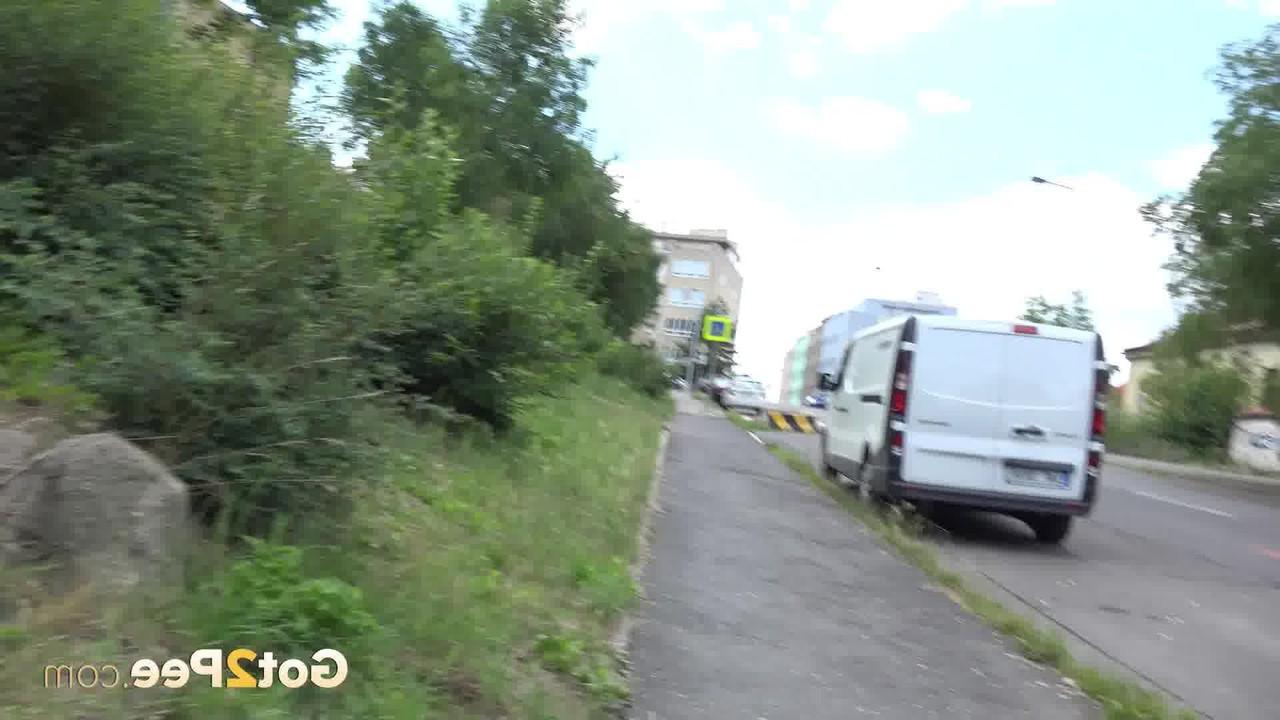 15P La jolie fille Yenna s'accroupit pour pisser dans les buissons, au bord de la route.