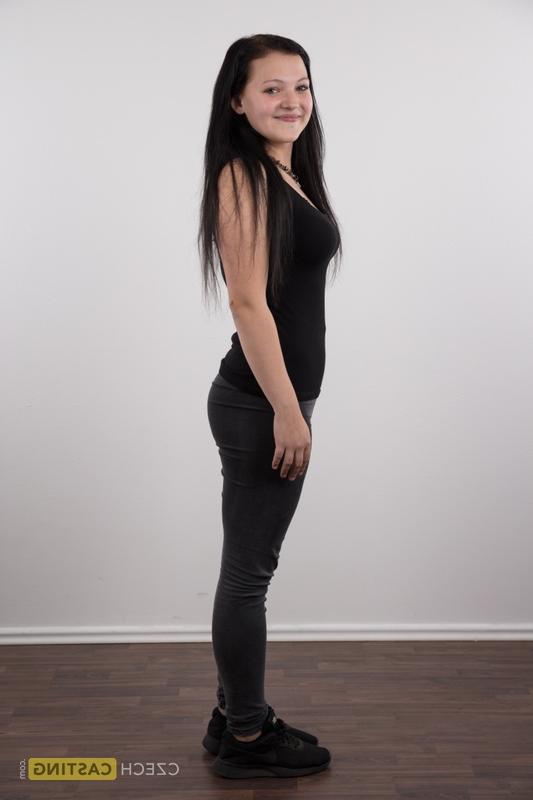 20P A morena gostosa Daniela se senta em um banquinho depois de ficar completamente nua