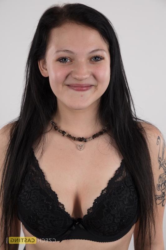 20P A morena gostosa Daniela se senta em um banquinho depois de ficar completamente nua