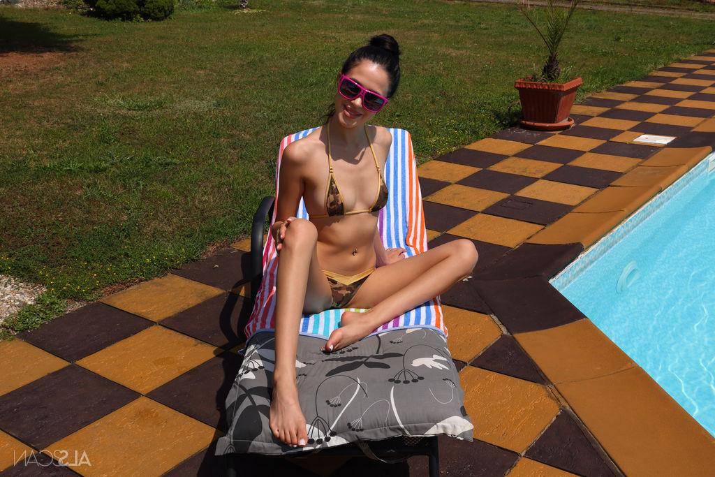 16P La joven morena Alyssa Bounty se quita el bikini antes de masturbarse junto a una piscina