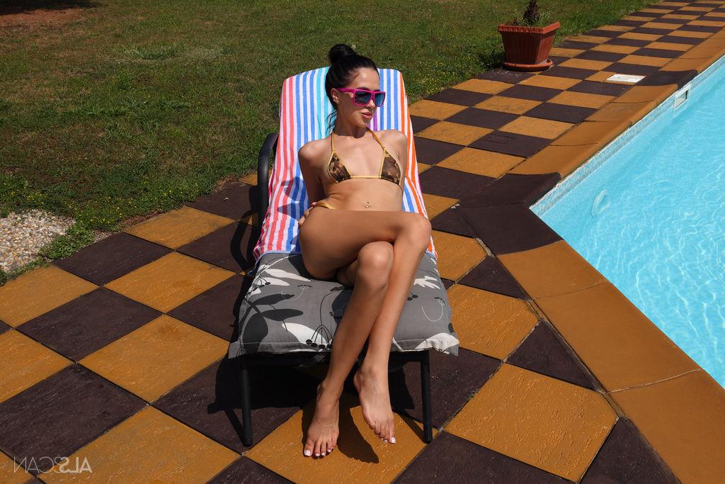 16P La joven morena Alyssa Bounty se quita el bikini antes de masturbarse junto a una piscina