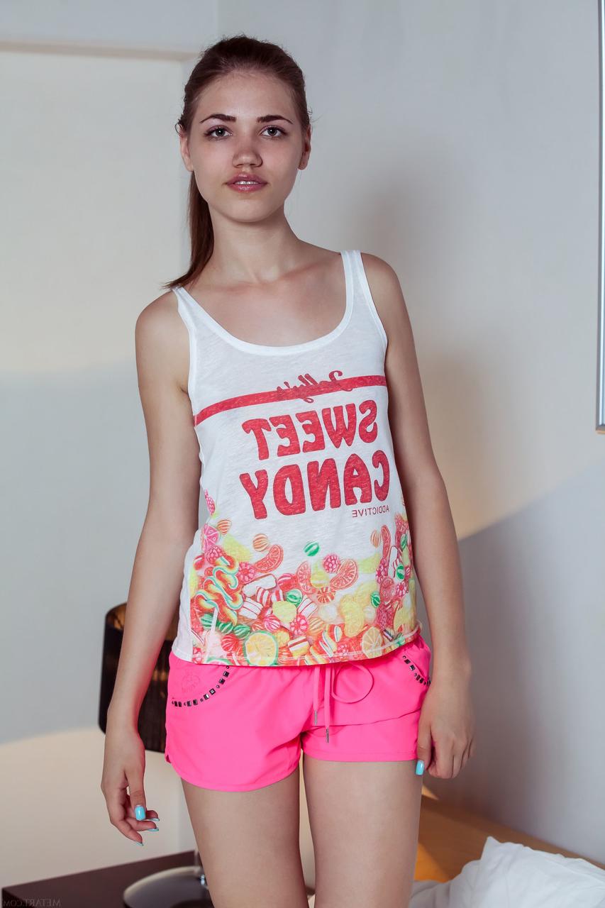 20P A adolescente fofa Jasmina come um sorvete e tira a roupa para posar na cama