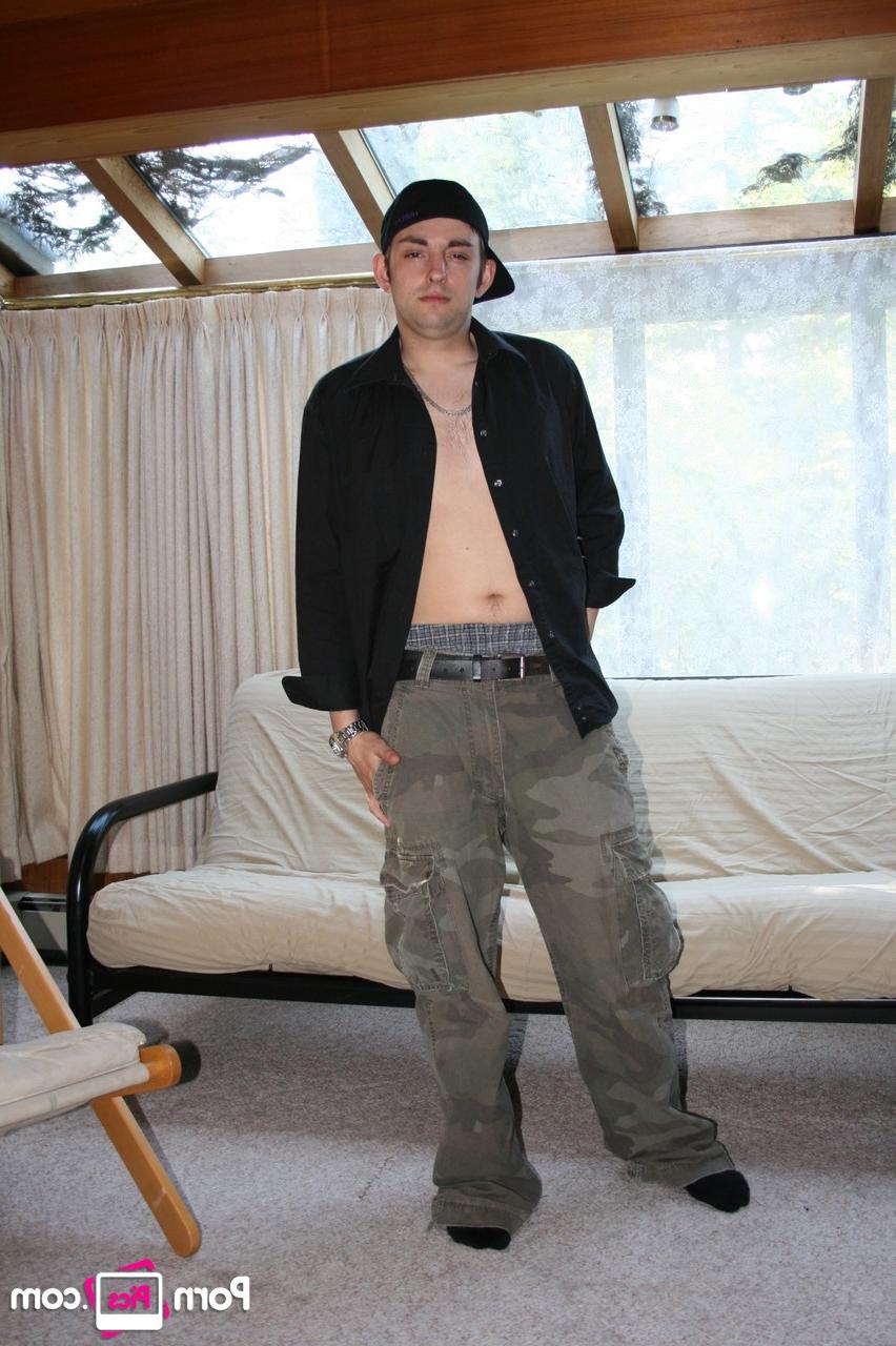 20P A morena gay amador Walley tira a roupa, senta no sofá e se masturba