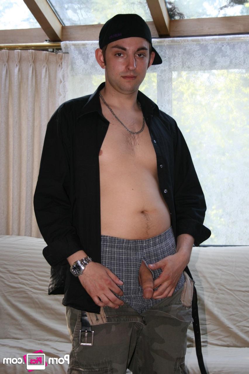 20P A morena gay amador Walley tira a roupa, senta no sofá e se masturba