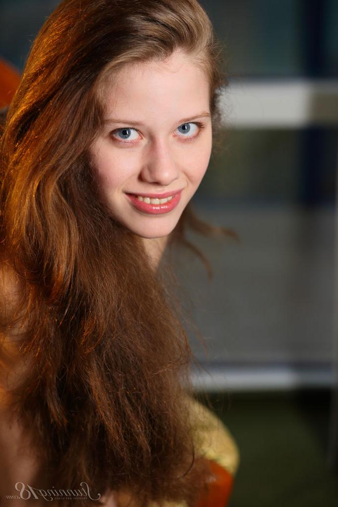 16P Das 18-jährige Mädchen Nicole stellt sich auf die Zehenspitzen, bevor sie sich völlig nackt auszieht