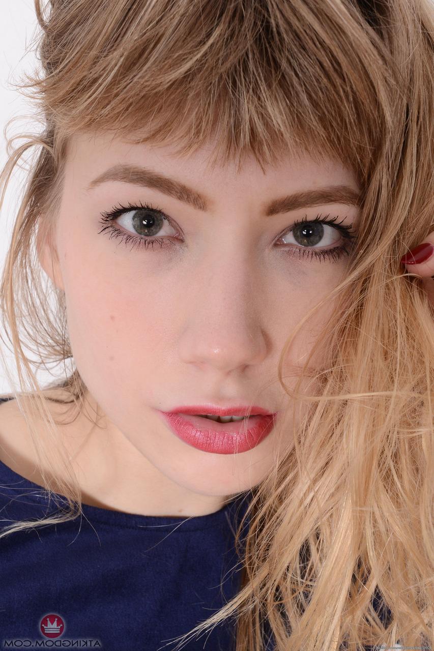 20P La jolie jeune amateur Ivy Wolfe expose son cul sexy et ses délicieux trous en solo.