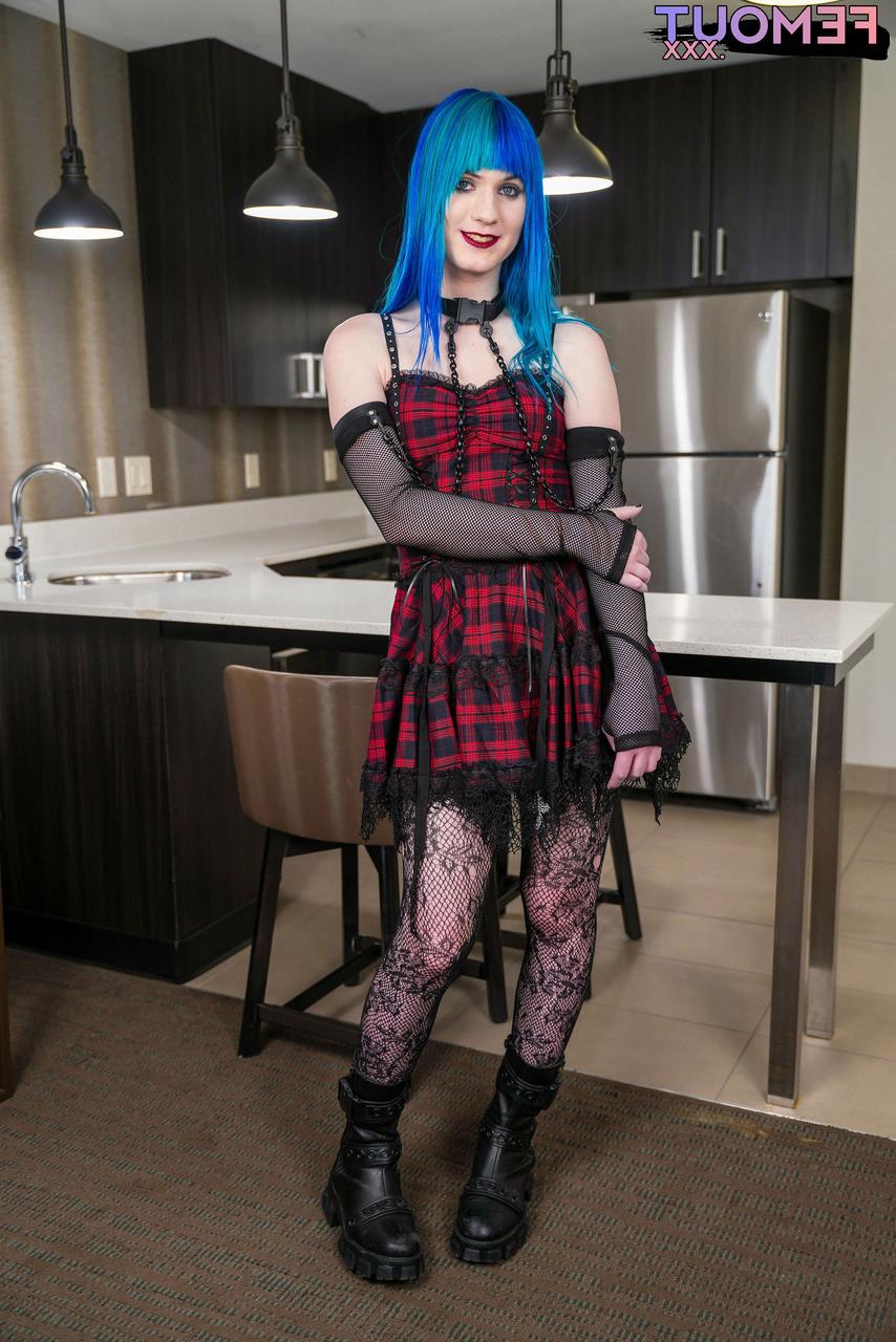 16P Femout XXX Mia Flores