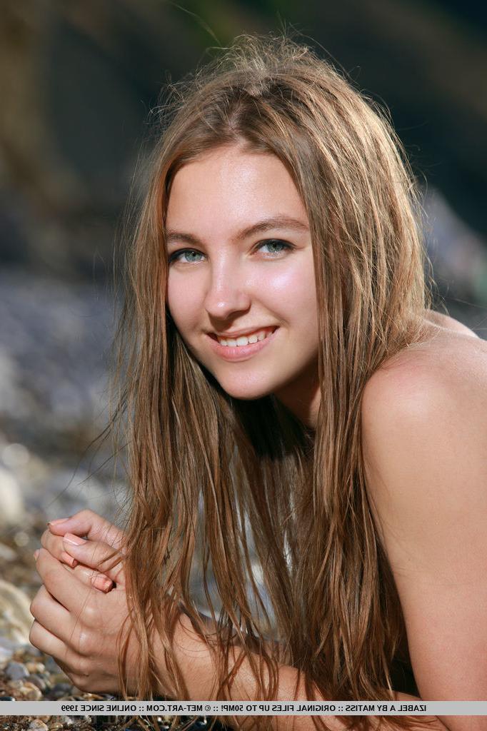 18P Teen babe Izabel A sporting nice camel toe outdoors on beach in bikini