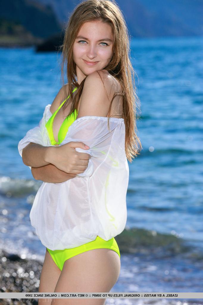18P Teen babe Izabel A sporting nice camel toe outdoors on beach in bikini
