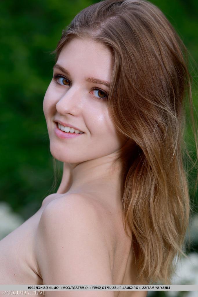 18P La hermosa joven Libby se desnuda totalmente después de comer un cono de helado