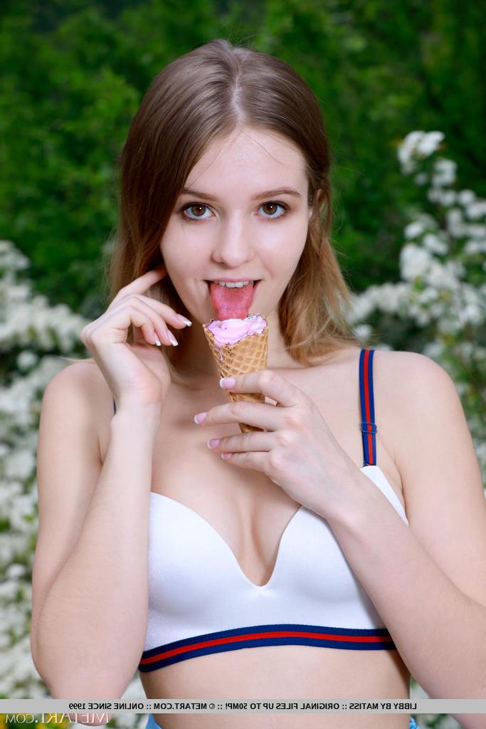 18P La hermosa joven Libby se desnuda totalmente después de comer un cono de helado