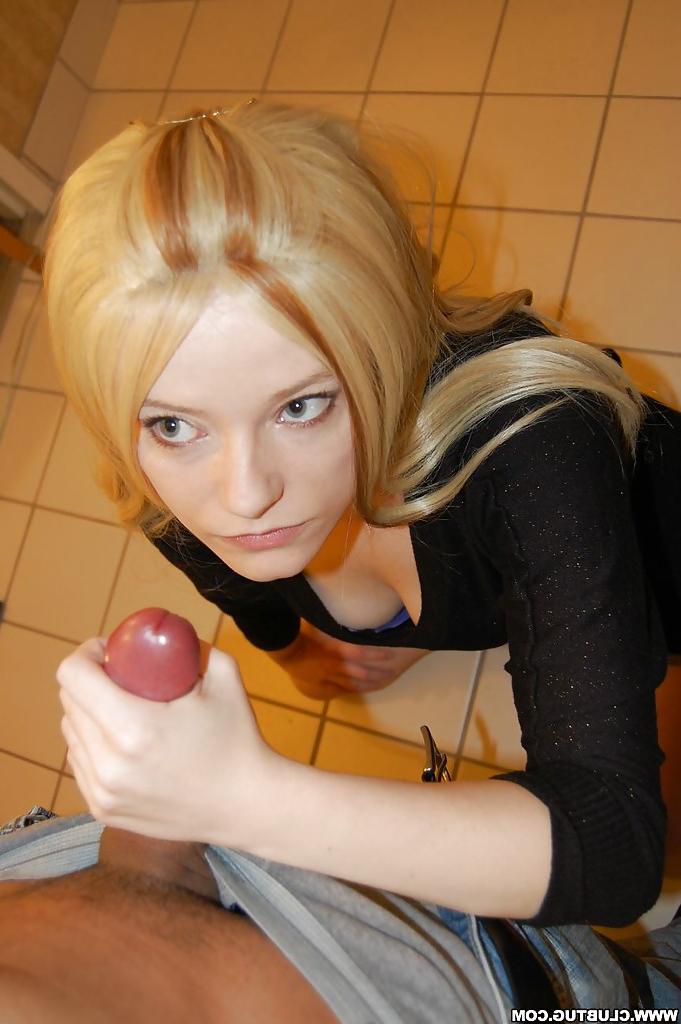 16P Adorable adolescente rubia hace una paja y recibe una corrida facial