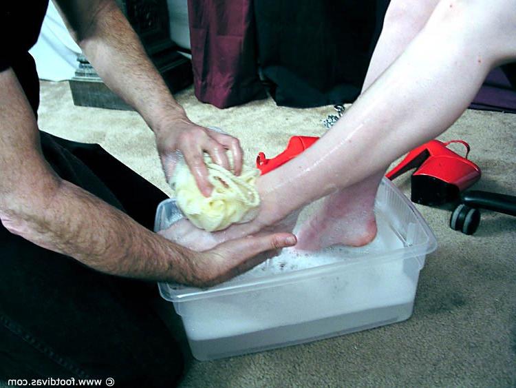 15P Dark-haired girl has her pretty feet washed and licked by an old man