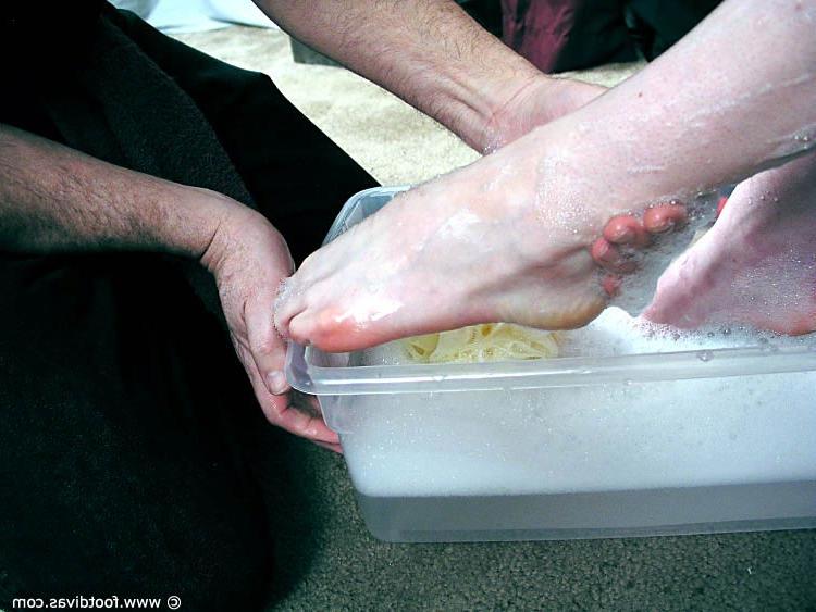 15P Dark-haired girl has her pretty feet washed and licked by an old man