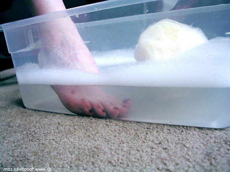 15P Dark-haired girl has her pretty feet washed and licked by an old man