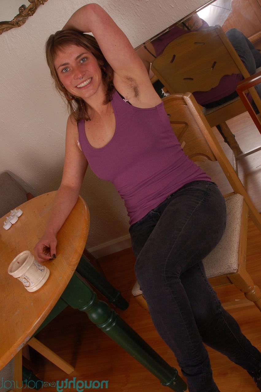 20P Tanya, une amatrice coquine, dévoile ses aisselles et sa chatte poilues dans un strip-tease en solo.