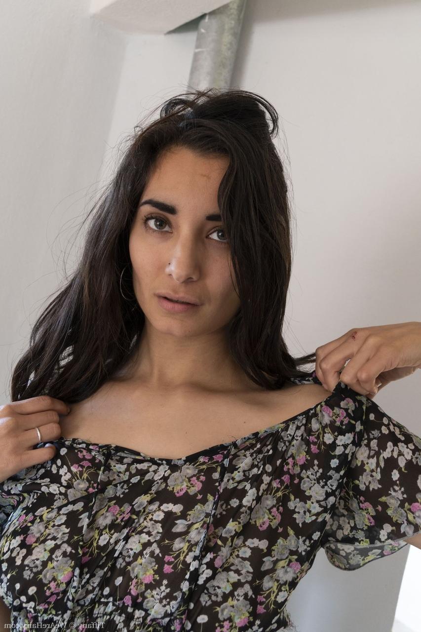 20P La sexy amateur tiffany revela sus tetas medianas y masajea su arbusto peludo