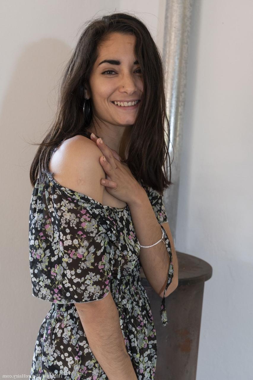 20P La sexy amateur tiffany revela sus tetas medianas y masajea su arbusto peludo