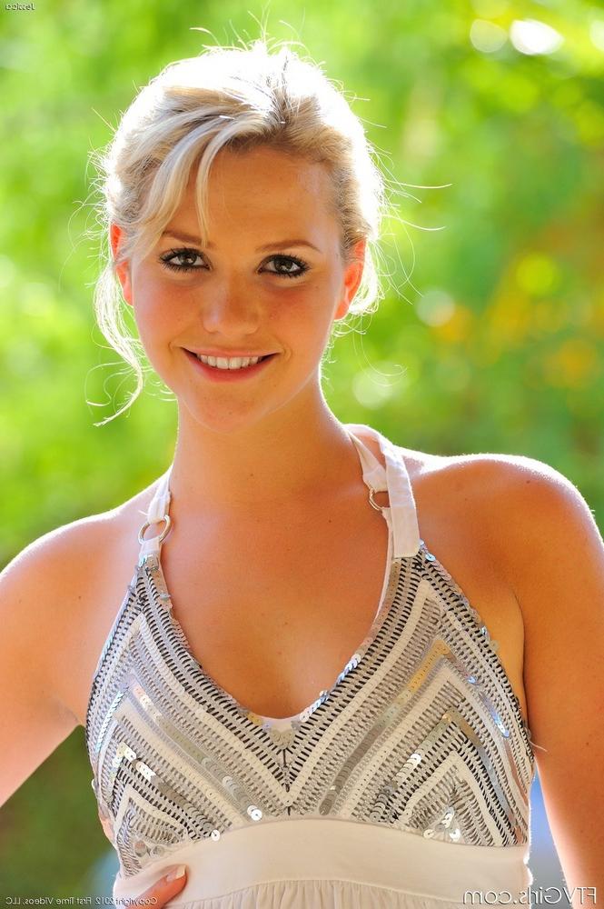 16P Une adolescente blonde flexible s'expose en public avant d'enfoncer un jouet dans sa chatte