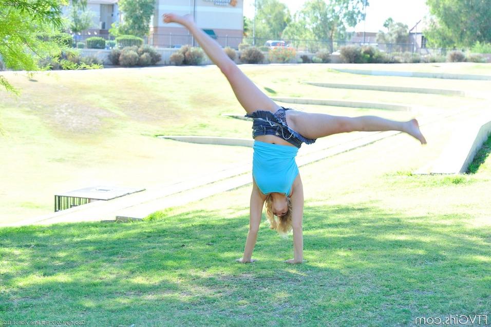 16P Une adolescente blonde flexible s'expose en public avant d'enfoncer un jouet dans sa chatte