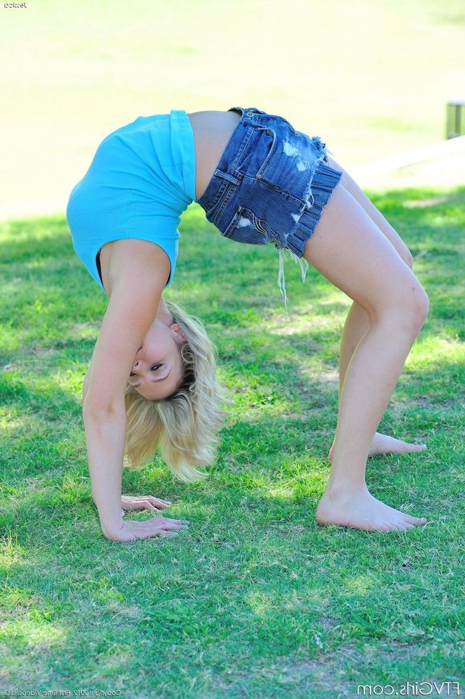 16P Une adolescente blonde flexible s'expose en public avant d'enfoncer un jouet dans sa chatte