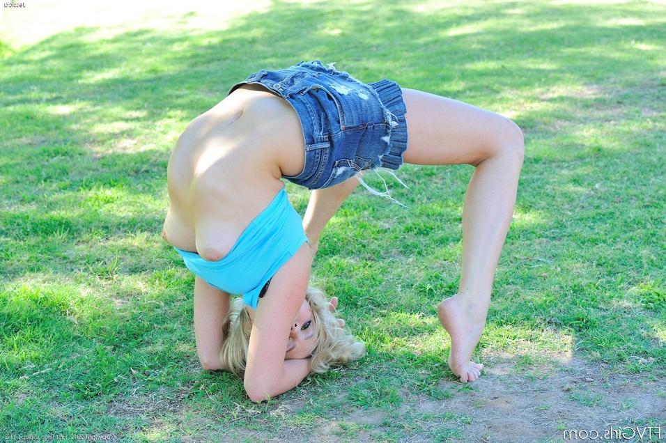 16P Une adolescente blonde flexible s'expose en public avant d'enfoncer un jouet dans sa chatte