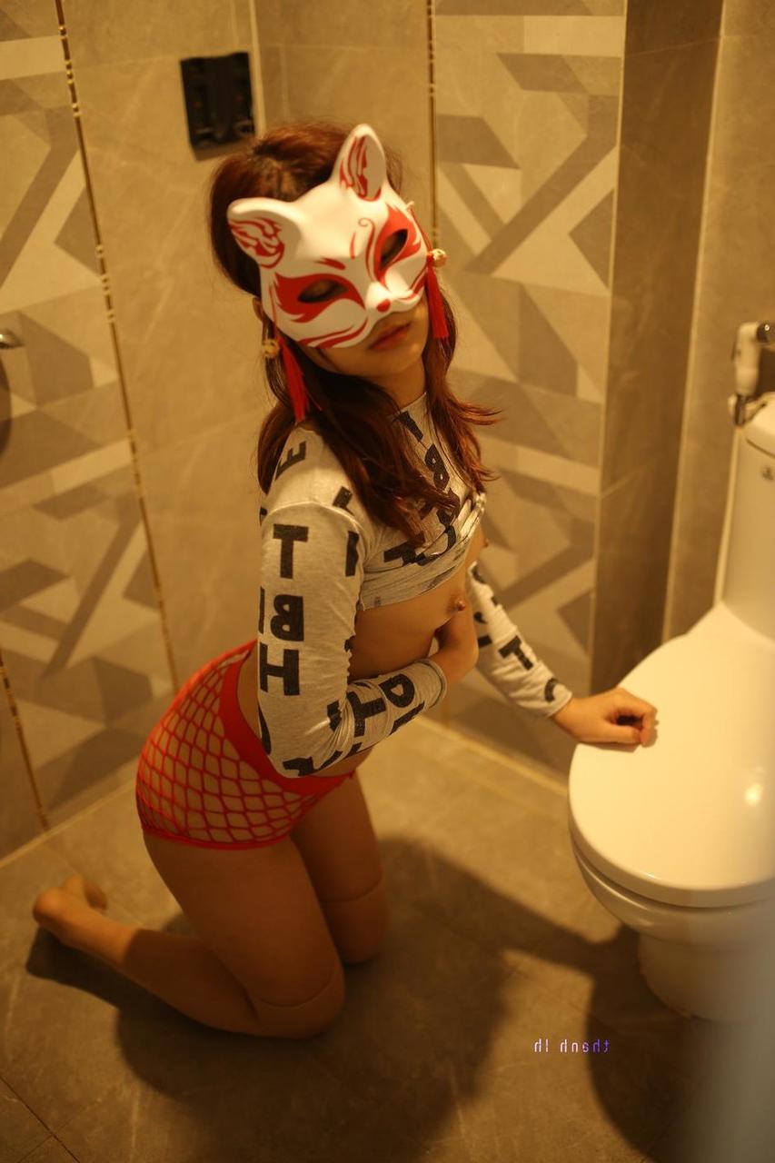 20P Gata pequena mostra seu grande saque no banheiro usando calcinha sexy
