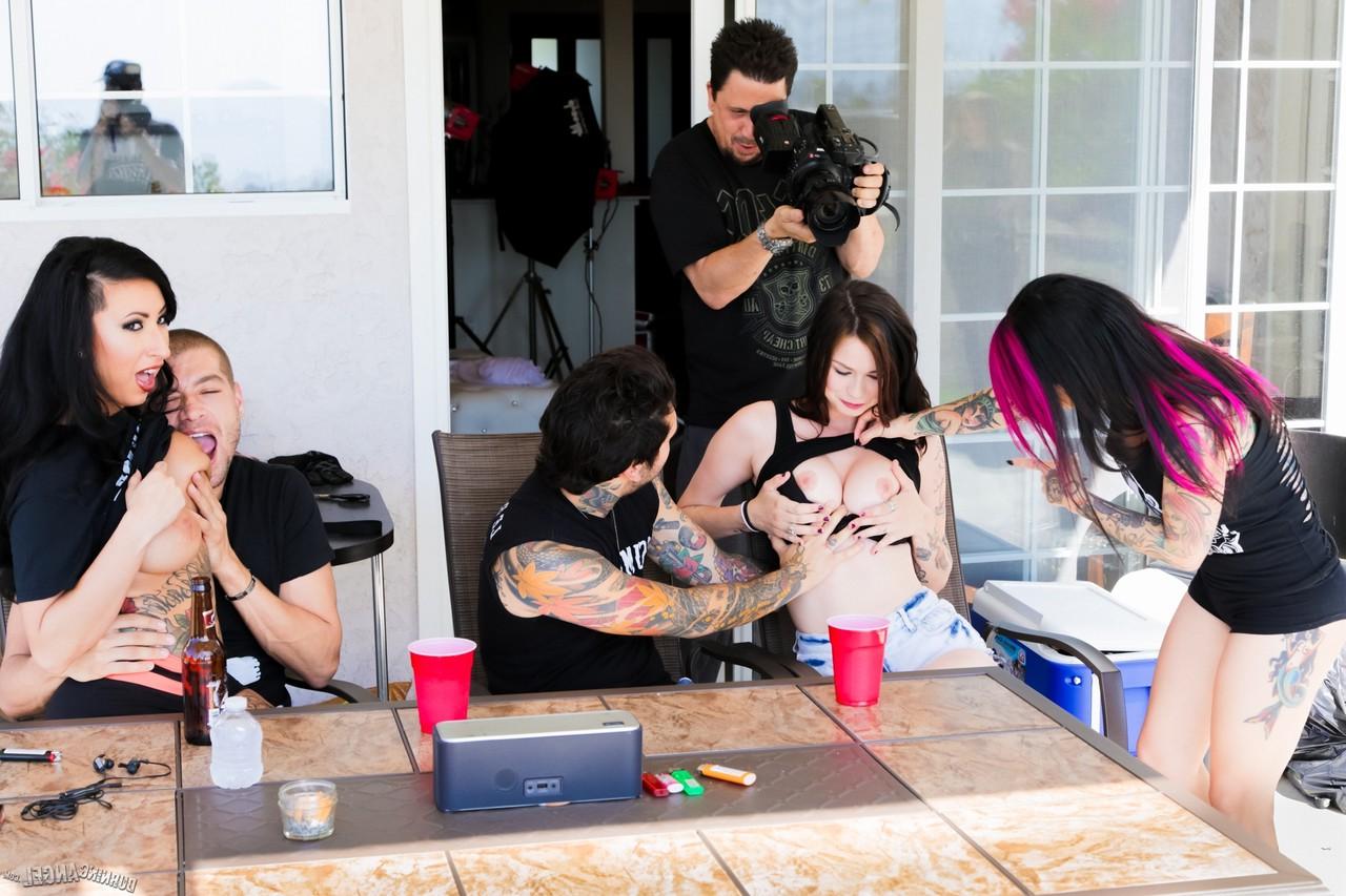 17P Goth Joanna Angel und versaute Freunde genießen hinter den Kulissen das Blowjob- und Fickfest