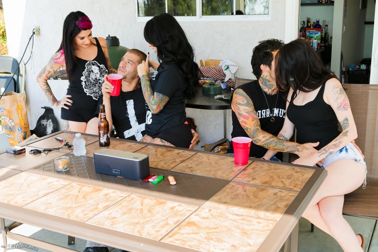 17P Goth Joanna Angel und versaute Freunde genießen hinter den Kulissen das Blowjob- und Fickfest