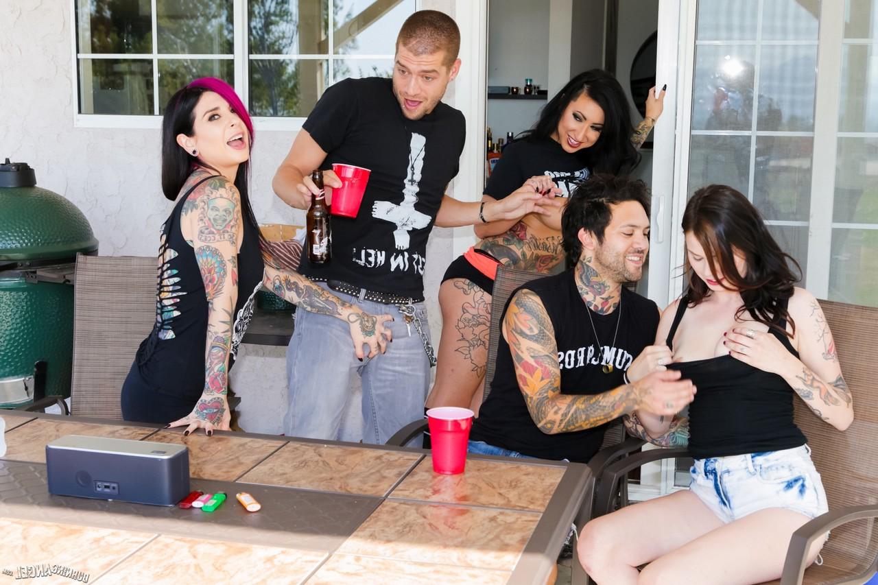 17P Goth Joanna Angel und versaute Freunde genießen hinter den Kulissen das Blowjob- und Fickfest