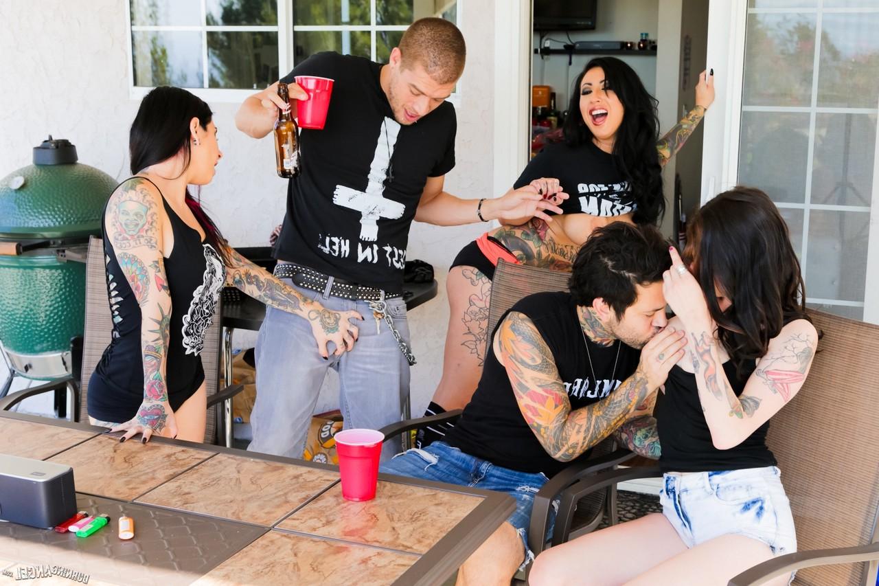 17P Goth Joanna Angel und versaute Freunde genießen hinter den Kulissen das Blowjob- und Fickfest