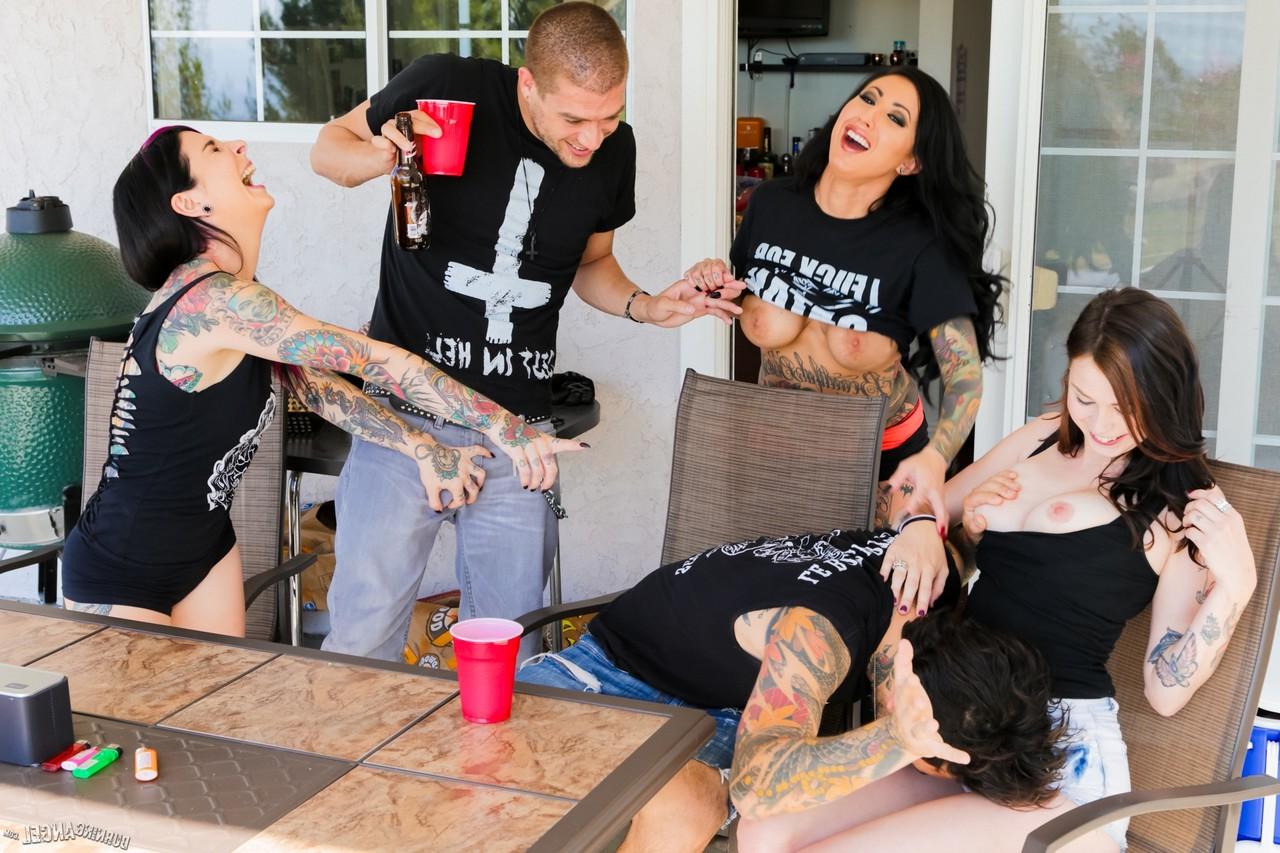 17P Goth Joanna Angel und versaute Freunde genießen hinter den Kulissen das Blowjob- und Fickfest