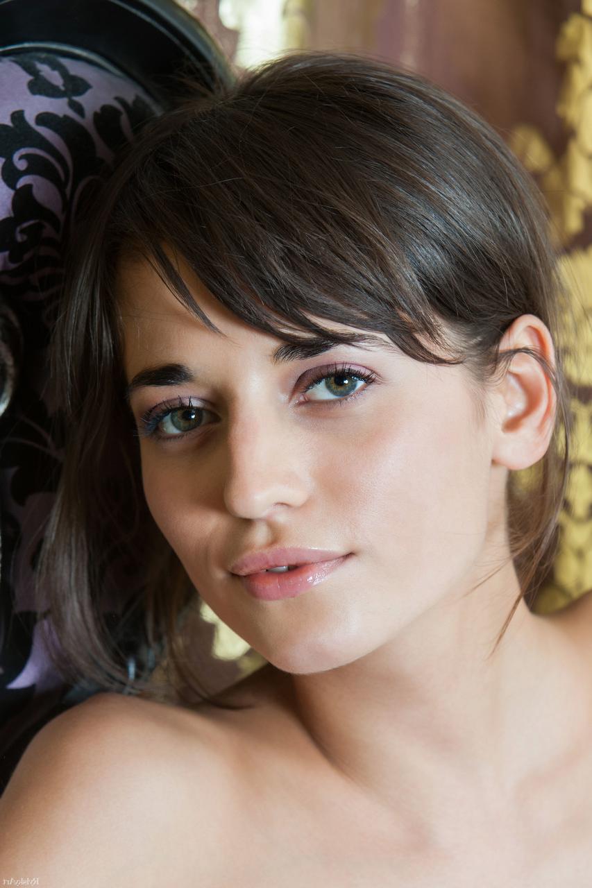 20P Das verführerische Teenie-Babe Irina B posiert aufreizend in ihren lila Strümpfen