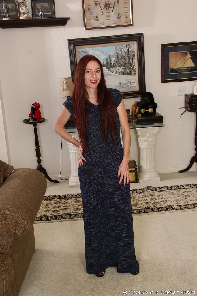 15P 30 plus redhead Evane Nordstern parts her natural pussy after disrobing
