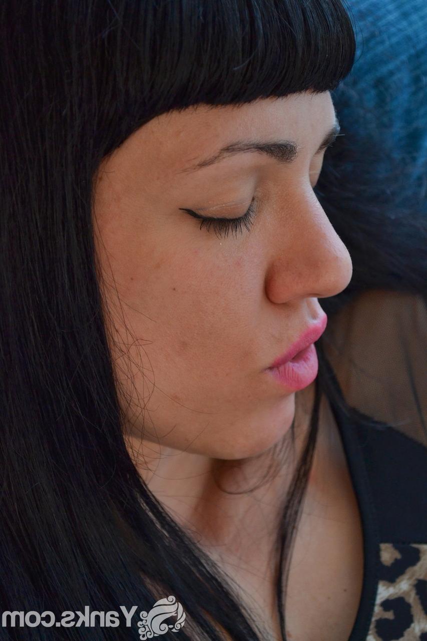 17P Die dunkelhaarige Tussi Lisa Santiago fingert und reibt ihre Fotze auf dem blauen Bett