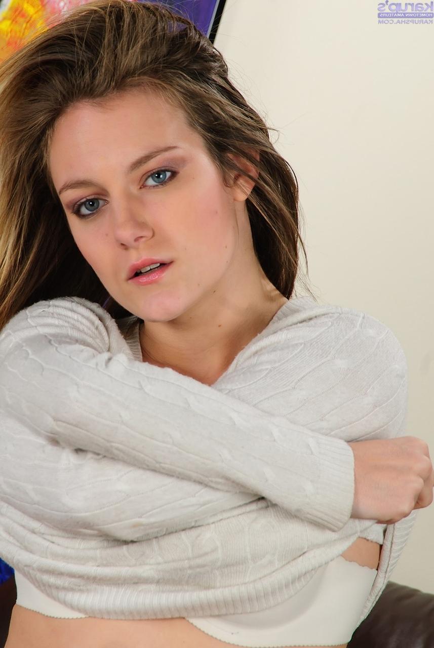 20P Taylor Dare, petite adolescente américaine, se déshabille, attrape un jouet rose et se baise