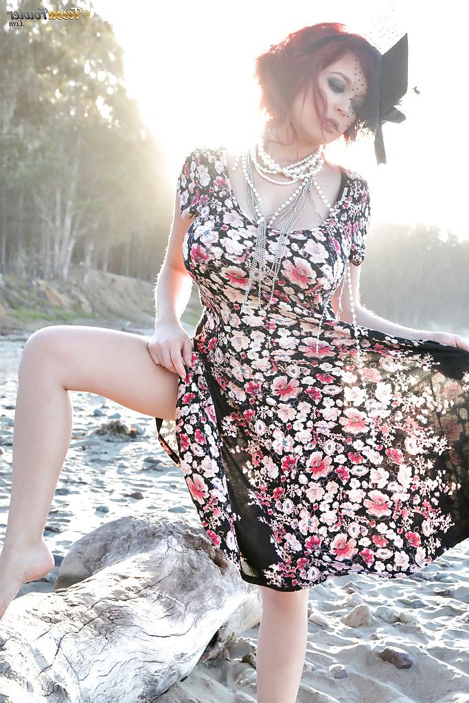 16P 屋外でおっぱいを披露する天然巨乳赤毛のテッサ・ファウラー